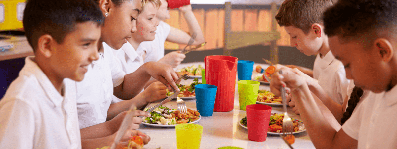 kids eating school lunch